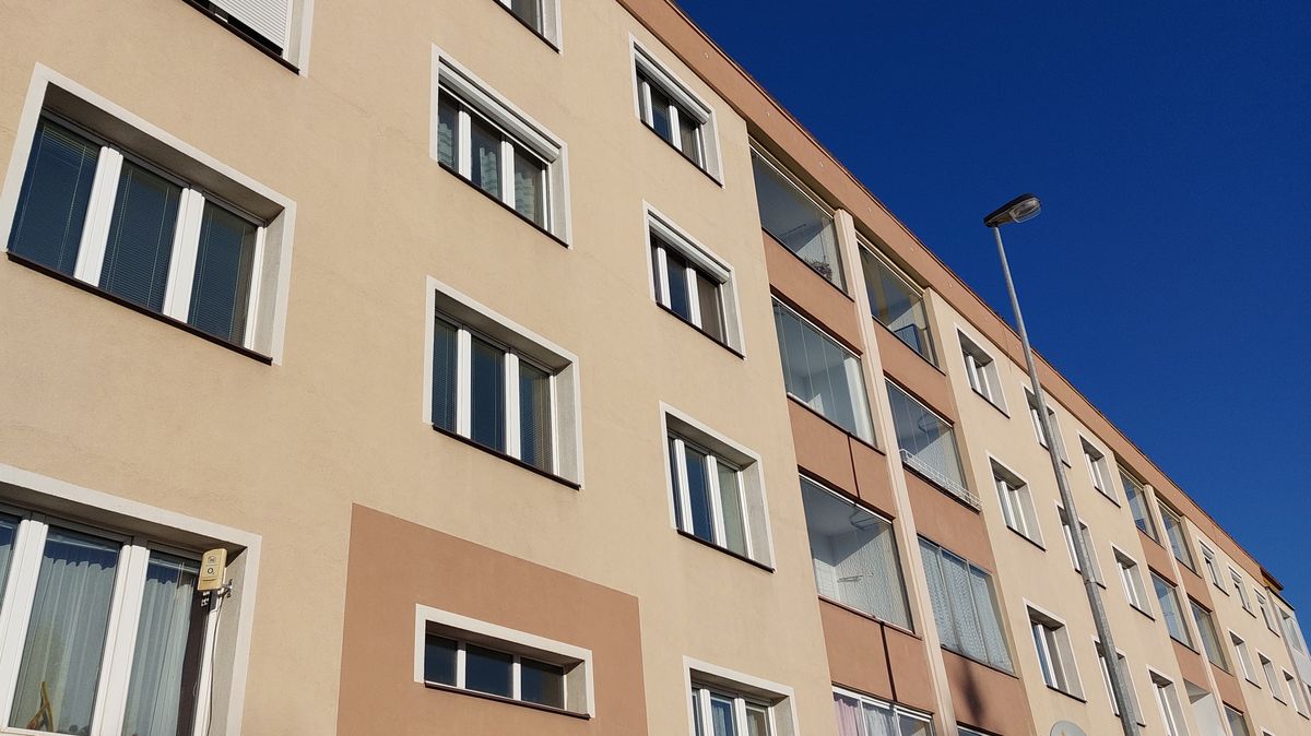 Panelový dům bez lešení, čištěný dronem